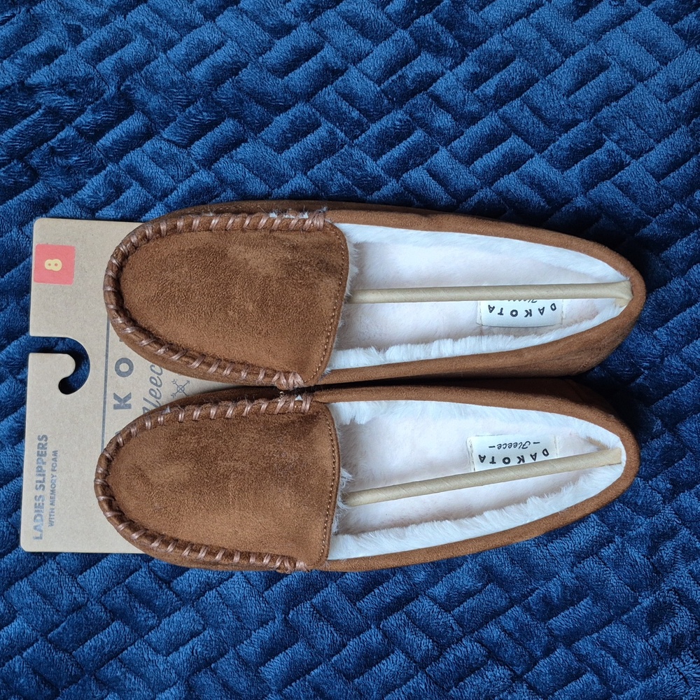 Dakota Fleece Women's Faux Fur Slippers With Memory Foam Size 8, New With Tags - Picture 2 of 7